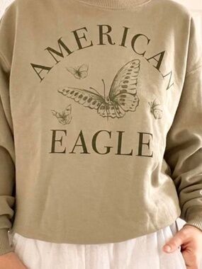 American Eagle crewneck sweater